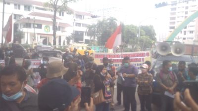 Masyarakat Tegal Sari Mandala II, II, dan III Kecamatan Medan Denai Mengadakan Aksi Damai di Depan Gedung DPRD Kota Medan
