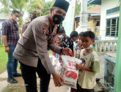 Kapolres Madina Memberikan Bantuan Sembako Kepada Anak Yatim/Piatu Di Desa Tabuyung
