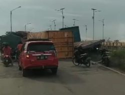 Lagi Truk Kontainer Terguling di Jembatan Basirih Banjarmasin
