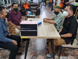 Kasat Reskrim Polrestabes Medan Serahkan Tersangka Korupsi Pengadaan HT ke Kejari Medan
