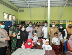 Tinjau Vaksinasi di Tapteng, Kapolda Sumut Beri Semangat Anak Peserta Vaksin