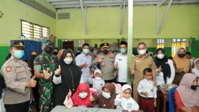 Tinjau Vaksinasi di Tapteng, Kapolda Sumut Beri Semangat Anak Peserta Vaksin