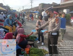 Satlantas Polres Tanjung Balai Bagikan Masker Gratis Dan Edukasi Warga Laksanakan Prokes Pakai Masker Dengan Benar