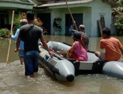 Pangkalan TNI AL Diterjunkan Bantu Warga Terdampak Banjir di Cilacap