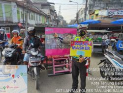 Ingatkan Pakai Masker, Sat Lantas Polres Tanjung Balai Pasang Stiker di Betor