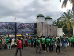 Massa Aksi Bagikan Takjil di DPR Dan Teriakan Ratu Koridor Ditangkap