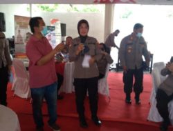 Pemberian Hadiah Doorprize kepada 7 Warga di Sentral Vaksin Presisi Polrestabes Medan