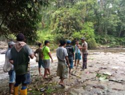 Polsek Pakkat Bersama Warga Masih Lakukan Upaya Pencarian Warga Yang Diduga Hanyut Di Sungai  Aek Sisira