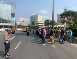 Dijaga Polisi, Puluhan Massa Serikat Buruh Sumut Gelar Aksi Demo Damai di Jalan Gatot Subroto