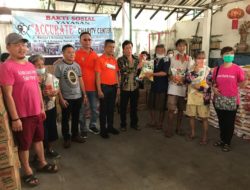 Yayasan Accurate Charity Center Bersama Pewarta dan Candi Buddha Bagi 200 Paket Sembako