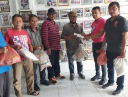 Wujud Kepedulian Seprofesi, Ketua Pewarta Gulirkan Bantuan Sembako dan Santunan Kepada Wartawan Senior di Medan
