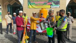 Jelang Hari Bhayangkara Ke-76, Ditlantas Polda Kalsel Gelar Bakto Sosial Bersih-Bersih Masjid