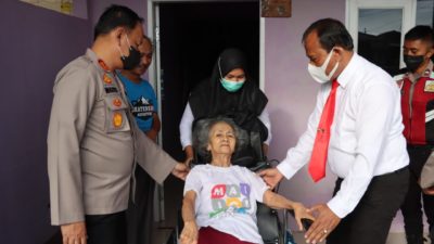 Dalam Rangka Hari Bhayangkara ke 76 Tahun 2022, Kapolres Dairi Berikan Bantuan Kursi Roda kepada Nenek Yang Berusia 80 Tahun
