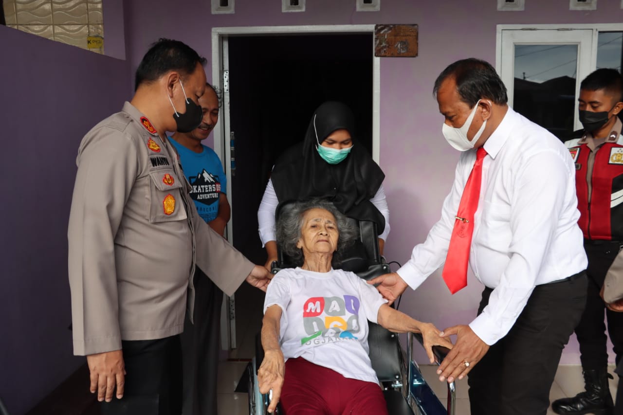 Dalam Rangka Hari Bhayangkara ke 76 Tahun 2022, Kapolres Dairi Berikan Bantuan Kursi Roda kepada Nenek Yang Berusia 80 Tahun