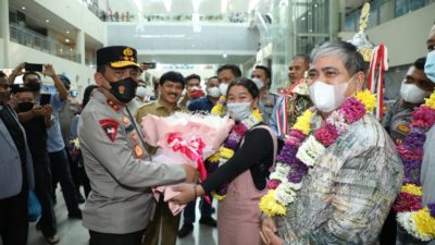 Kapoldasu Dan Ketua DPRD, Sambut Kedatangan Kontingen Pesparawi Sumut di Bandara Kualanamu