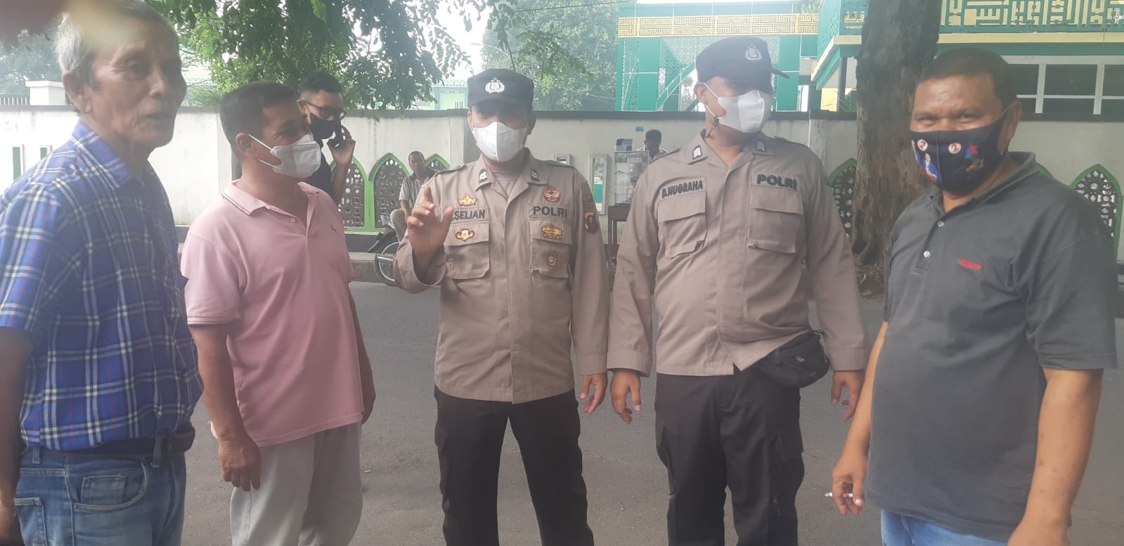 Polrestabes Medan Ajak Warga di Jalan Adinegoro Tetap Patuhi Prokes