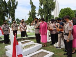 Kapolrestabes Medan Dampingi Kapoldasu Ziarah ke Taman Makam Pahlawan
