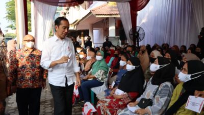 Kapolda Sumut Dampingi Presiden dan Ibu Iriana Bagikan Bansos dan Belanja Buah di Pasar Petisah Medan