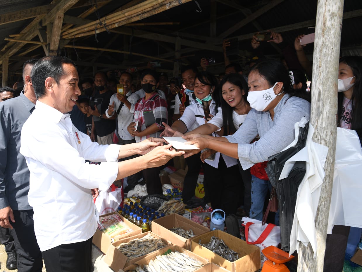 Presiden Jokowi Temui Pedagang di Pasar Alasa
