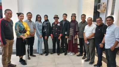 Usung Gaya Pakaian 80'an, Dirut PUD Pasar Raih Juara 3 Balai Kota Medan Fashion Festival