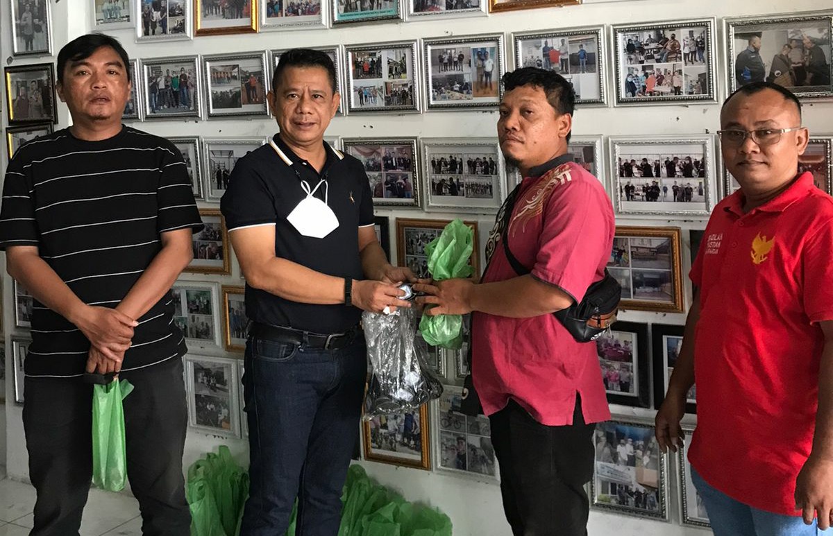 Pulang Rapimnas JMSI, Ketua Pewarta Berikan Oleh-oleh Gantungan Kunci dan Dodol Pada Anggota