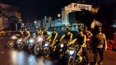 Polisi Bubarkan Kerumunan Pemuda Dan Periksa Pengendara Sepeda Motor