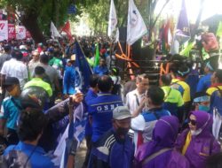 ‌Polrestabes Medan Kawal Unras Aliansi Buruh di DPRD Sumut