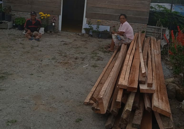 Kapolres Dairi Bantu Kayu dan Bahan Bangunan Untuk Membangun Rumah Warga Tidak Mampu
