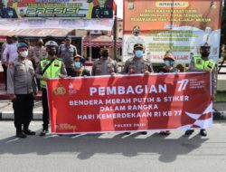 Meriahkan HUT RI Ke-77, Polres Dairi Bagikan Seribu Bendera Merah Putih Dan Ratusan Stiker Kepada Masyarakat Pengguna Jalan