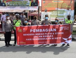 Meriahkan HUT RI Ke-77, Polres Dairi Bagikan Seribu Bendera Merah Putih Dan Ratusan Stiker Kepada Masyarakat Pengguna Jalan