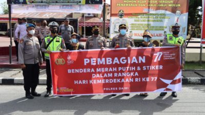 Meriahkan HUT RI Ke-77, Polres Dairi Bagikan Seribu Bendera Merah Putih Dan Ratusan Stiker Kepada Masyarakat Pengguna Jalan