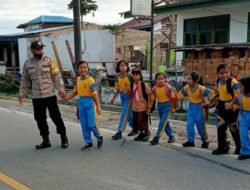 Bhabinkamtibmas Polres Dairi Laksanakan Gatur Pos Padat Pagi di Sekolah – Sekolah