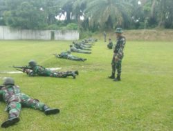 Asah Kemampuan, Prajurit Korem 022/Pantai Timur Laksanakan Latihan Menembak