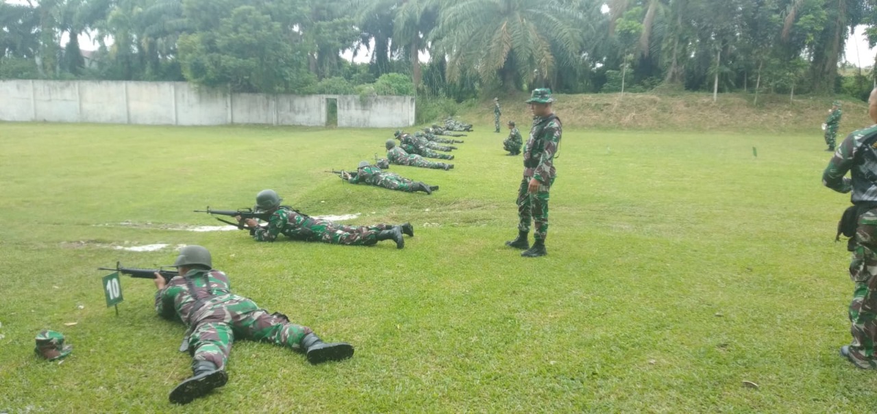 Asah Kemampuan, Prajurit Korem 022/Pantai Timur Laksanakan Latihan Menembak