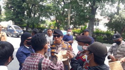 Simpatik, Polisi Polrestabes Medan Bagi – Bagi Air Mineral Kepada Pendemo Kenaikan BBM Dan Pungut Sampah