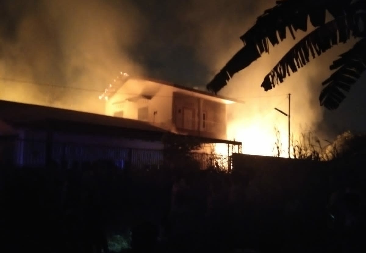 Arus Pendek Pabrik Meubel Lemari Terbakar