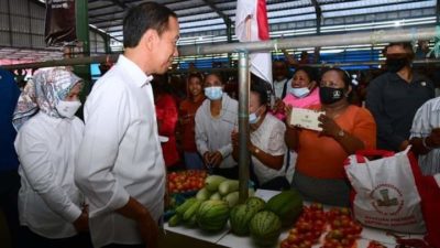 Presiden Jokowi Bersama Ibu Iriana Kunjungi Pasar Langgur
