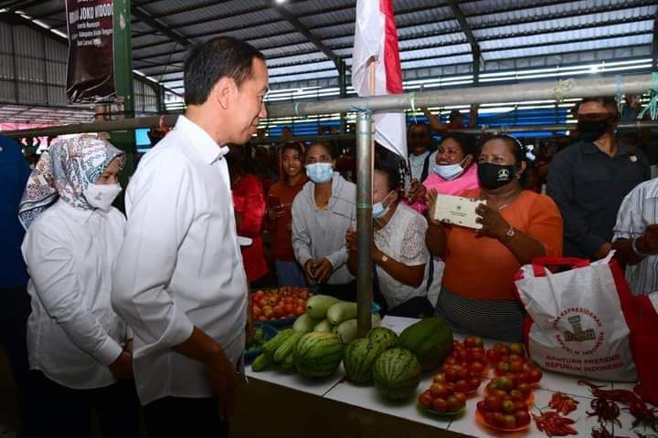 Presiden Jokowi Bersama Ibu Iriana Kunjungi Pasar Langgur