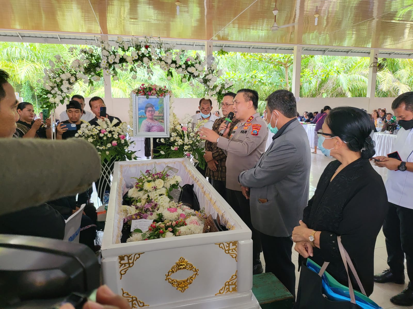 Kapolda Sumut Menghadiri Pemakaman Ibunda Ketum GMKI Pusat