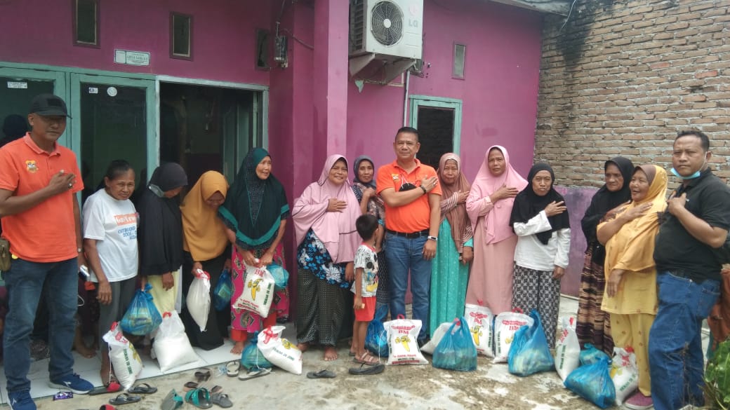 Jumat Barokah, Ketua Pewarta Berbagi Sembako dengan Warga Kurang Mampu di Desa Utama Kolam