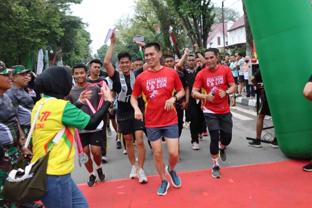 Wakapolda Sumut dan Kabag Ops Polrestabes Medan Ramaikan Run Fun HUT ke-77 TNI di Lapangan Benteng