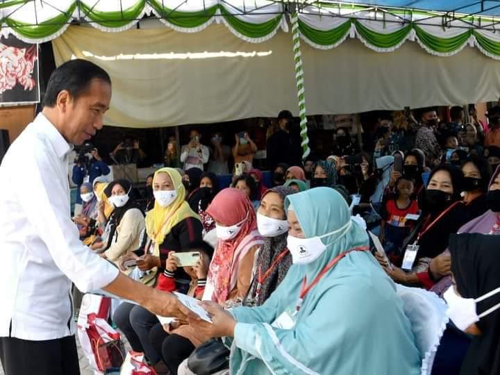 Presiden Jokowi Bagikan Bansos di Pasar Muntok Bangka Barat