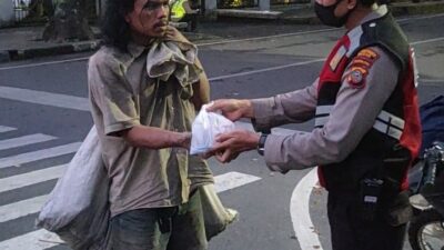Jum’at Barokah, Senyum Bahagia Para Petugas Penyapu Jalan, Abang Becak Dan Asongan Saat Mendapat Rezeki Dari Personil Sat Samapta Polrestabes Medan