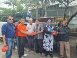 Jumat Barokah di Banda Aceh, Ketua Pewarta Berbagi Nasi Bungkus Pada Abang Becak dan Jukir