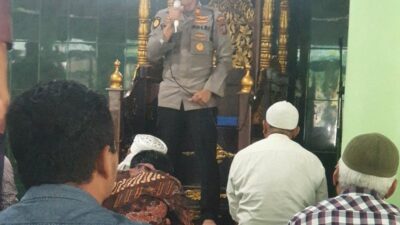 Wakasat Samapta Sampaikan Pesan Kapolrestabes Medan Untuk Menjaga Kamtibmas Saat Sholat Jum'at Di Masjid Baitusy Syifa