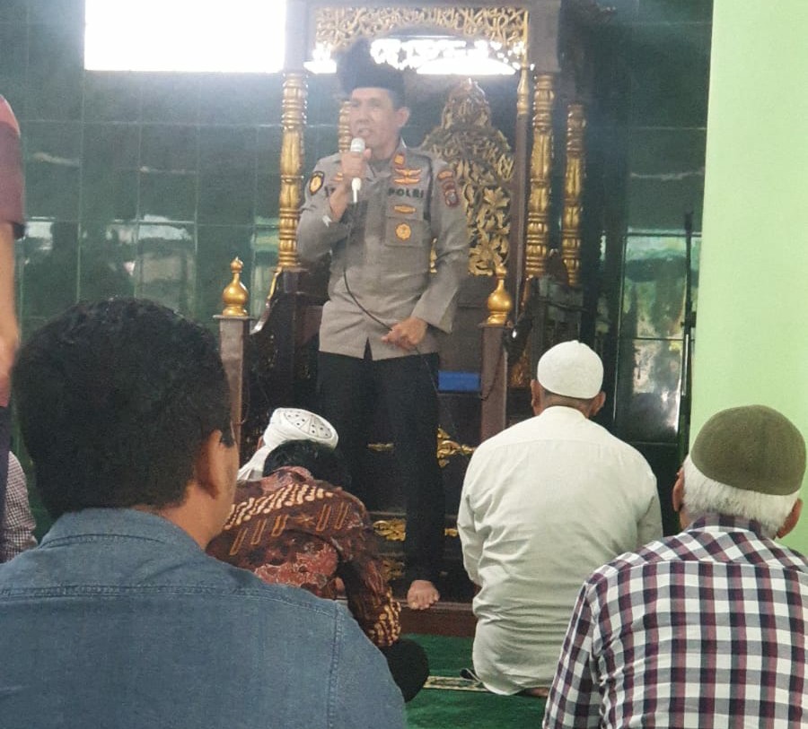 Wakasat Samapta Sampaikan Pesan Kapolrestabes Medan Untuk Menjaga Kamtibmas Saat Sholat Jum'at Di Masjid Baitusy Syifa