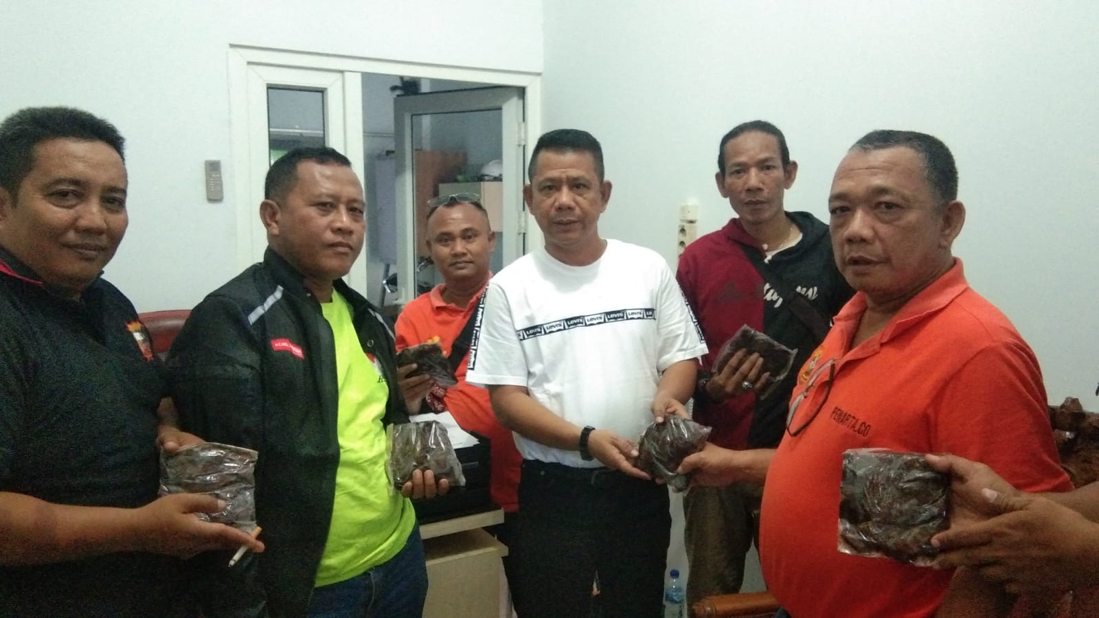 Sepulang Rakernas di Aceh, Ketua Pewarta Bagi Pisang Sale Pada Pengurus dan Anggota