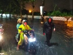 Medan Dikepung Banjir, Wakapolrestabes Medan dan Seluruh Kapolsek Evakuasi Warga