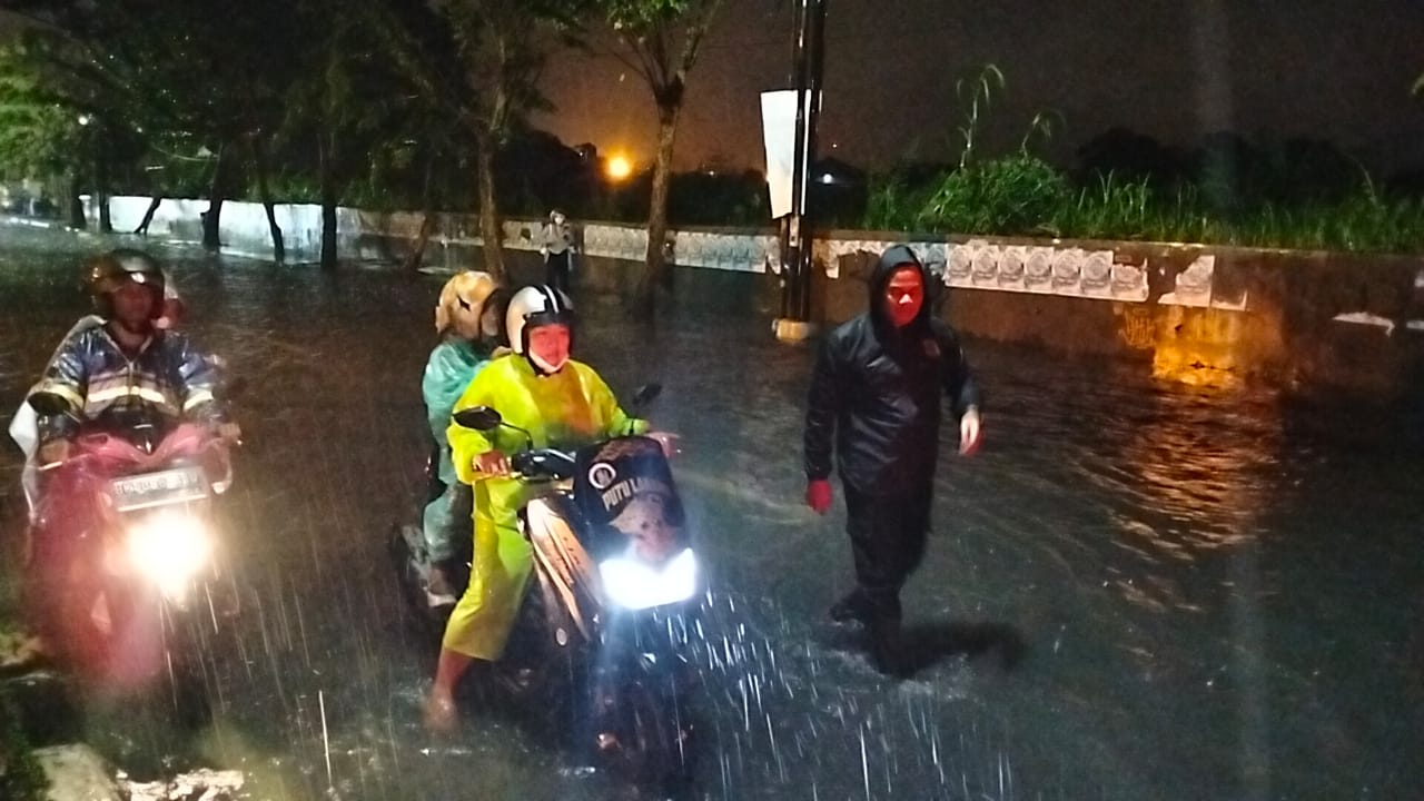 Medan Dikepung Banjir, Wakapolrestabes Medan dan Seluruh Kapolsek Evakuasi Warga