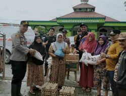 Kapolsek Percut Sei Tuan dan Muspika Kecamatan Percut Sei Tuan Serahkan Bantuan Untuk Korban Banjir